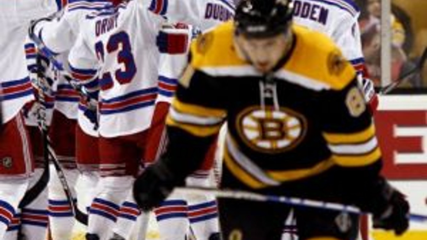 Radosť hráčov NY Rangers, ktorým sa podarilo zvíťaziť na ľade Bostonu. V popredí Miroslav Šatan.