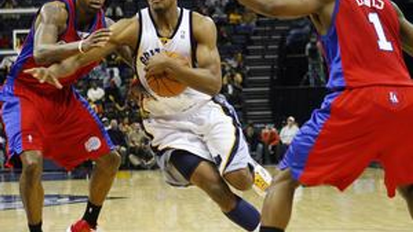 Rudy Gay (uprostred) z Memphisu preniká medzi dvojicou hráčov LA Clippers Rasualom Butlerom (vľavo) a Baronom Davisom