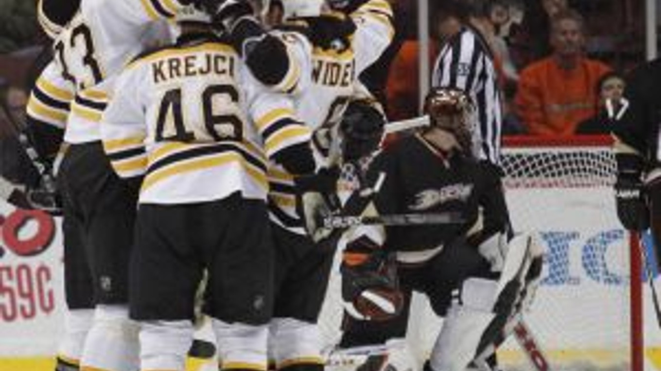 Hráči Bostonu Bruins sa radujú po góle Zdena Cháru.