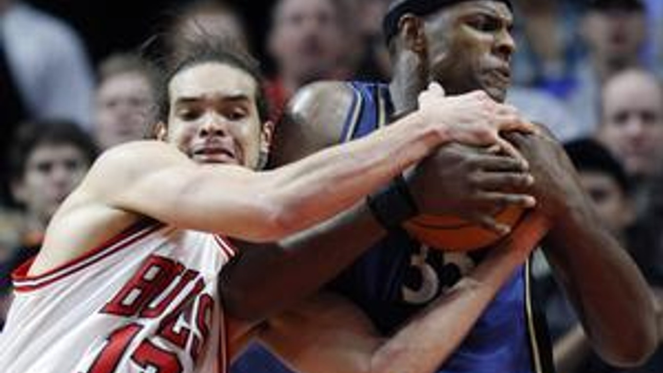 Joakim Noah (vľavo) z Chicaga v súboji o loptu s Brendanom Haywoodom z Washingtonu.