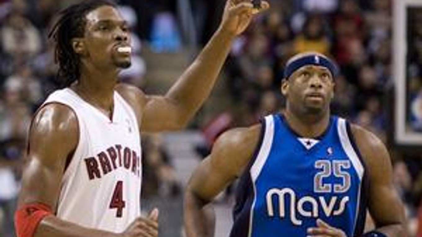 Chris Bosh (vľavo) z Toronta a Erick Dampier z Dallasu.