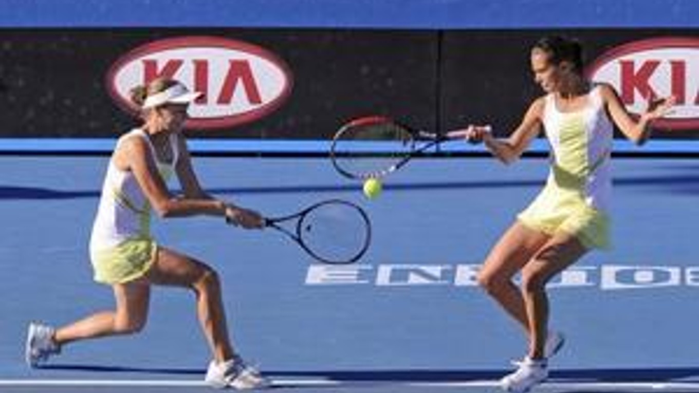Jana Čepelová so Chantal Škamlovou počas finálového zápasu na Australian Open.