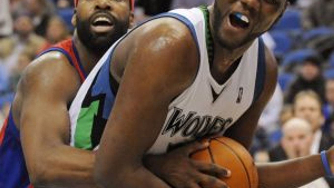 Al Jefferson (vpredu, Minnesota Timberwolves) v súboji Baronom Davisom z Los Angeles Clippers.