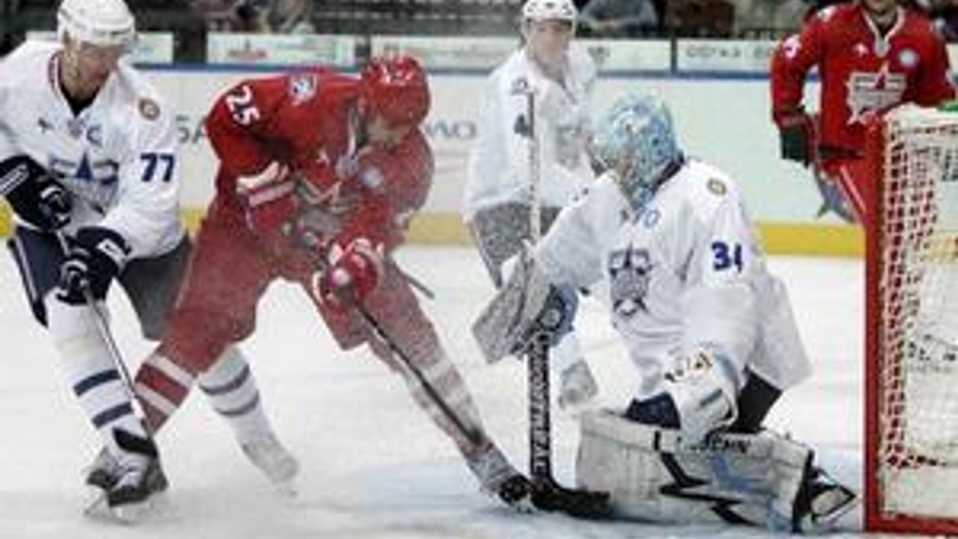Zápas hviezd KHL vyhrali hokejisti Jágrovho tímu (v bielom) nad ruským výberom, ktorý hral za Jašinov tím.