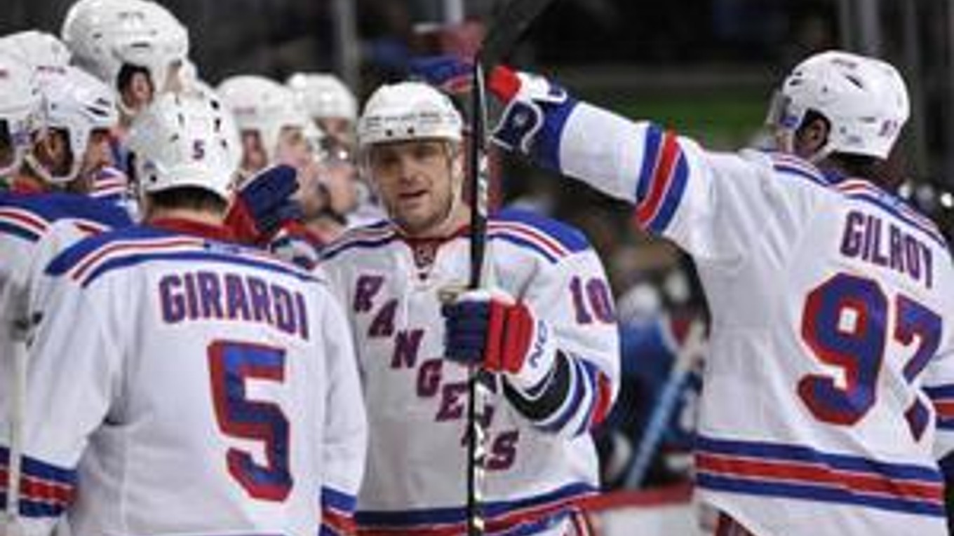 Marián Gáborík oslavuje so spoluhráčmi jeden zo svojich troch gólov.