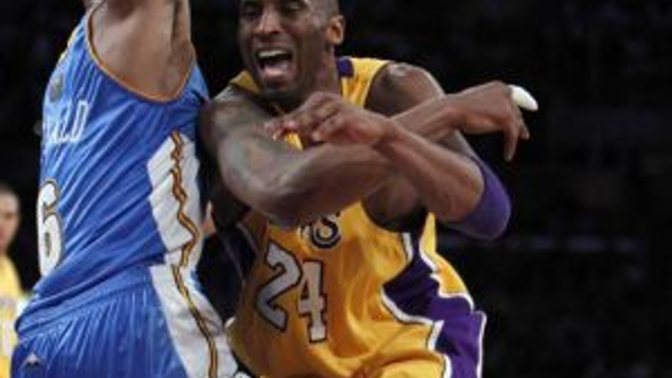 Hviezda LA Lakers Kobe Bryant (vpravo) v jednom zo súbojov v dueli s Denverom.