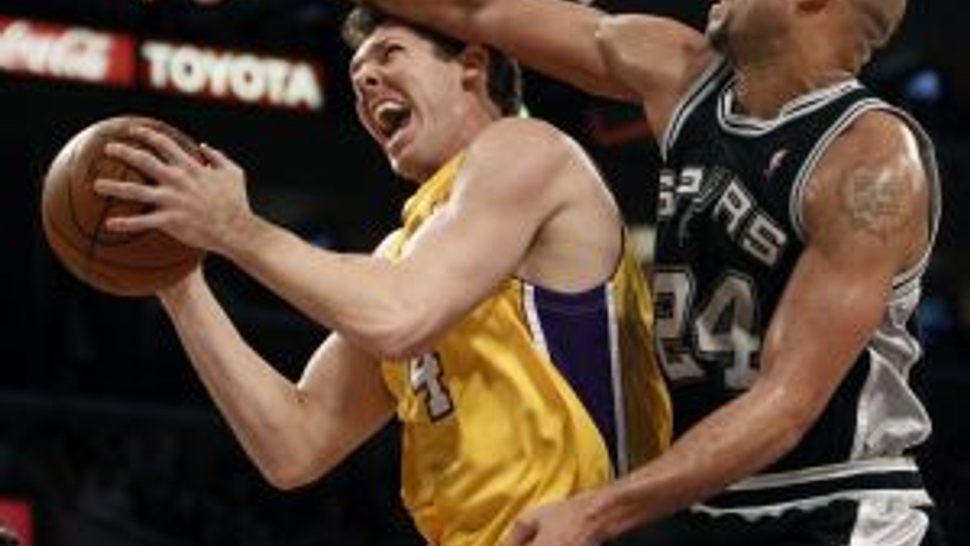 Luke Walton (v žltom) z LA LAkers zakončuje bránený Richardom Jeffersonom (San Antonio Spurs).