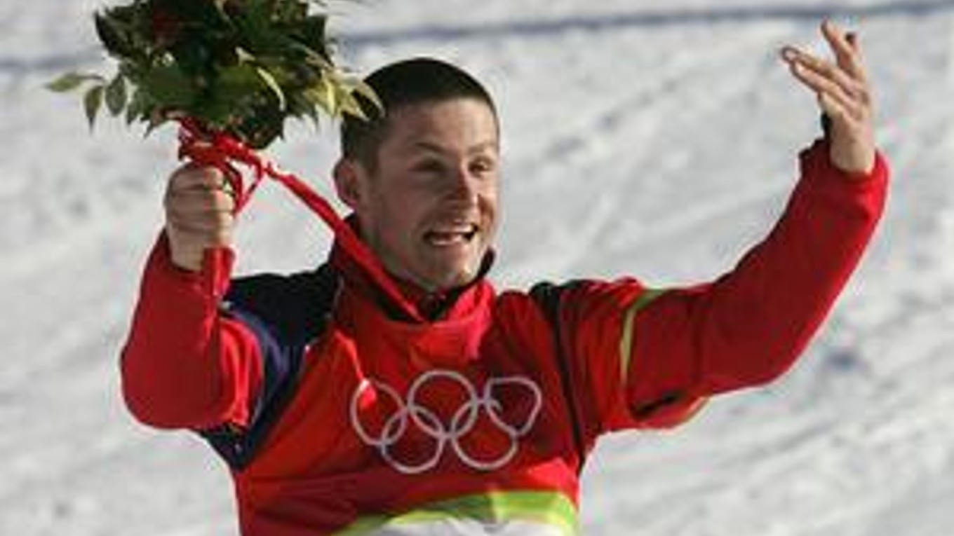 Snoubordista Radoslav Židek si takto vychutnával svoj medailový triumf na olympijských hrách v Turíne.