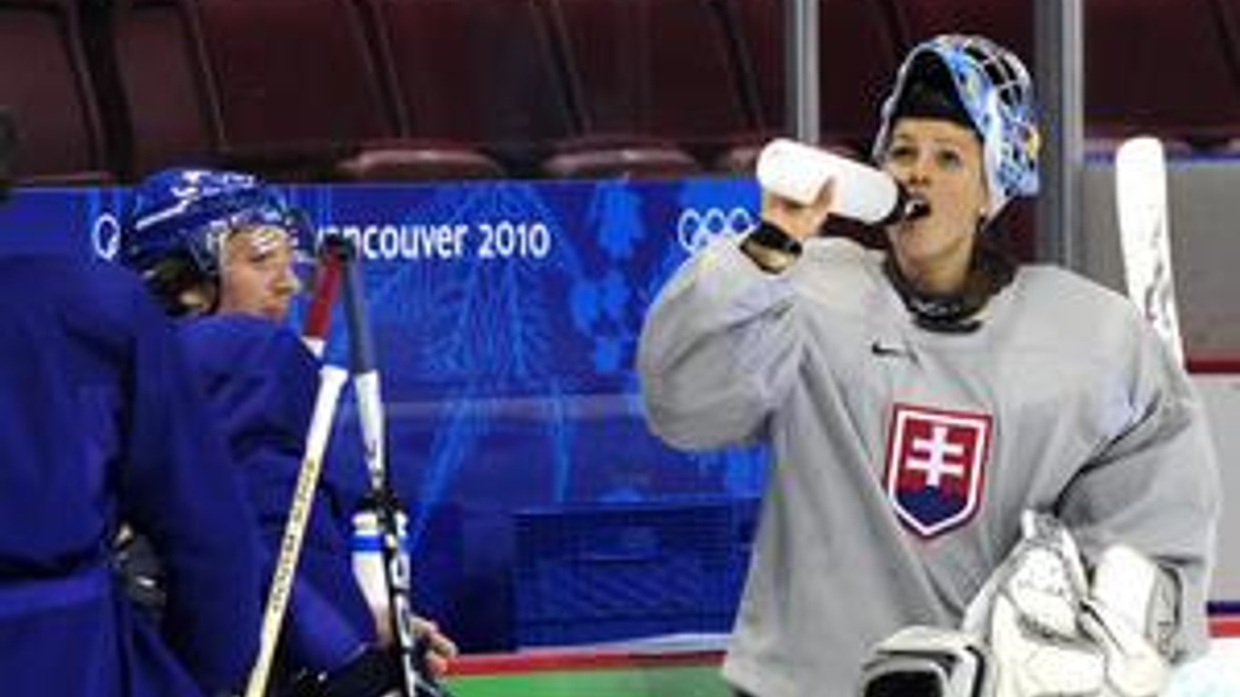 Slovenskí hokejsti si včera opäť požičali do bránky ženu. Tentoraz nechytala Jana Budajová, ale Zuzana Tomčíková (na snímke vpravo).