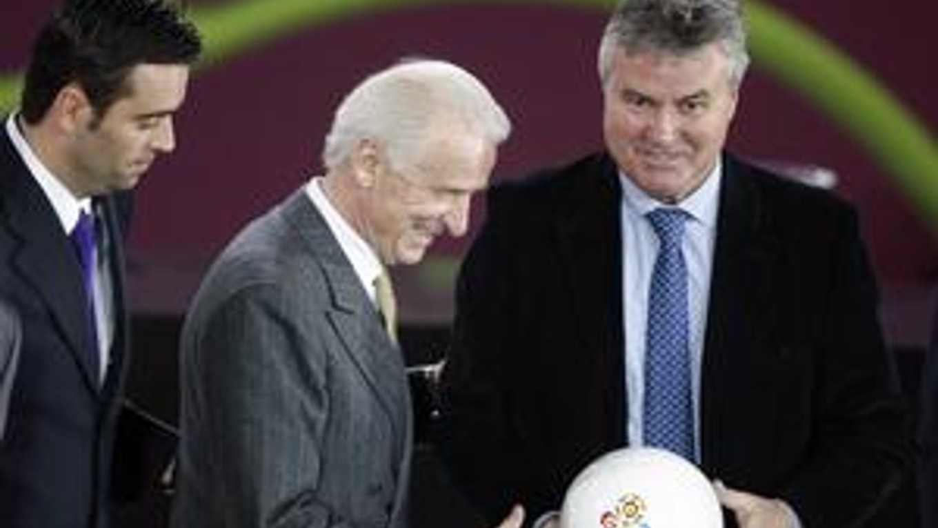 Holandský tréner Guus Hiddink (vpravo) nepovedie Rusov v kvalifikácii na EURO 2012.