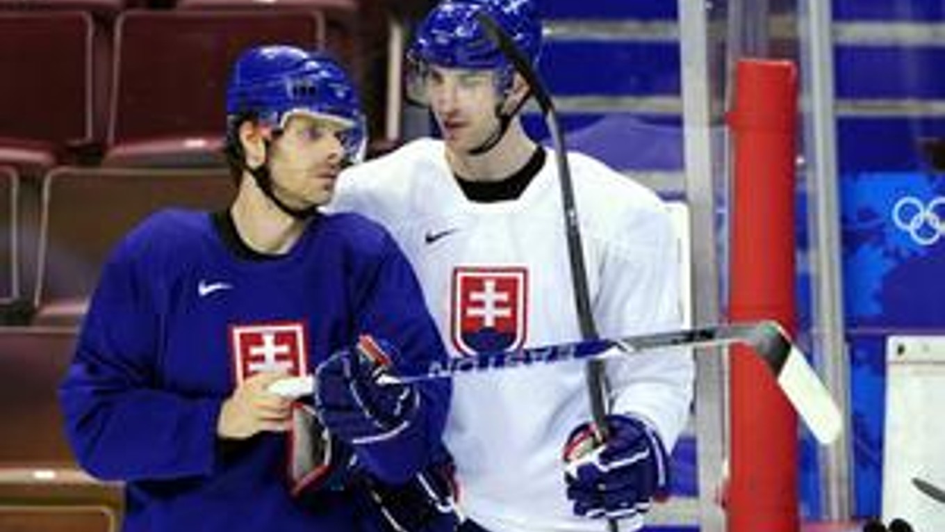 Zdeno Chára (vpravo) s Michalom Handzušom na tréningu slovenskej hokejovej reprezentácie na zimných olympijských hrách vo Vancouvri.