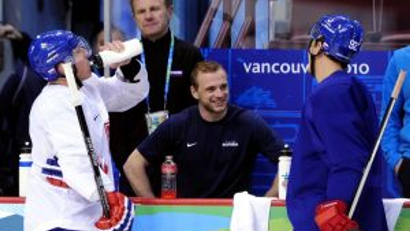 Zľava Marián Hossa, zranený Marián Gáborík a Branko Radivojevič na tréningu slovenskej hokejovej reprezentácie na zimných olympijských hrách vo Vancouvri.