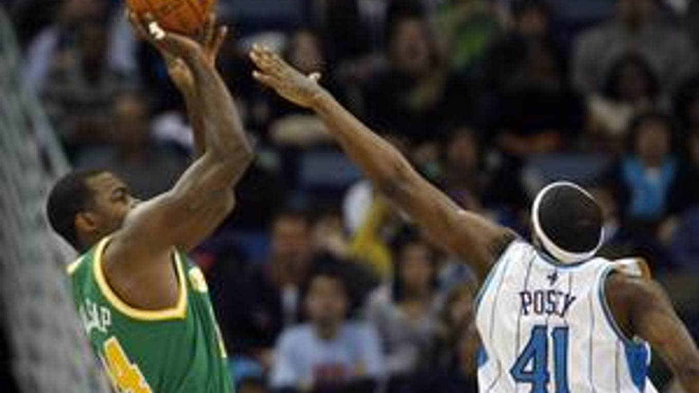 Útočník Utahh Jazz Paul Millsap (vľavo) strieľa cez Jamesa Poseya z New Orleans.