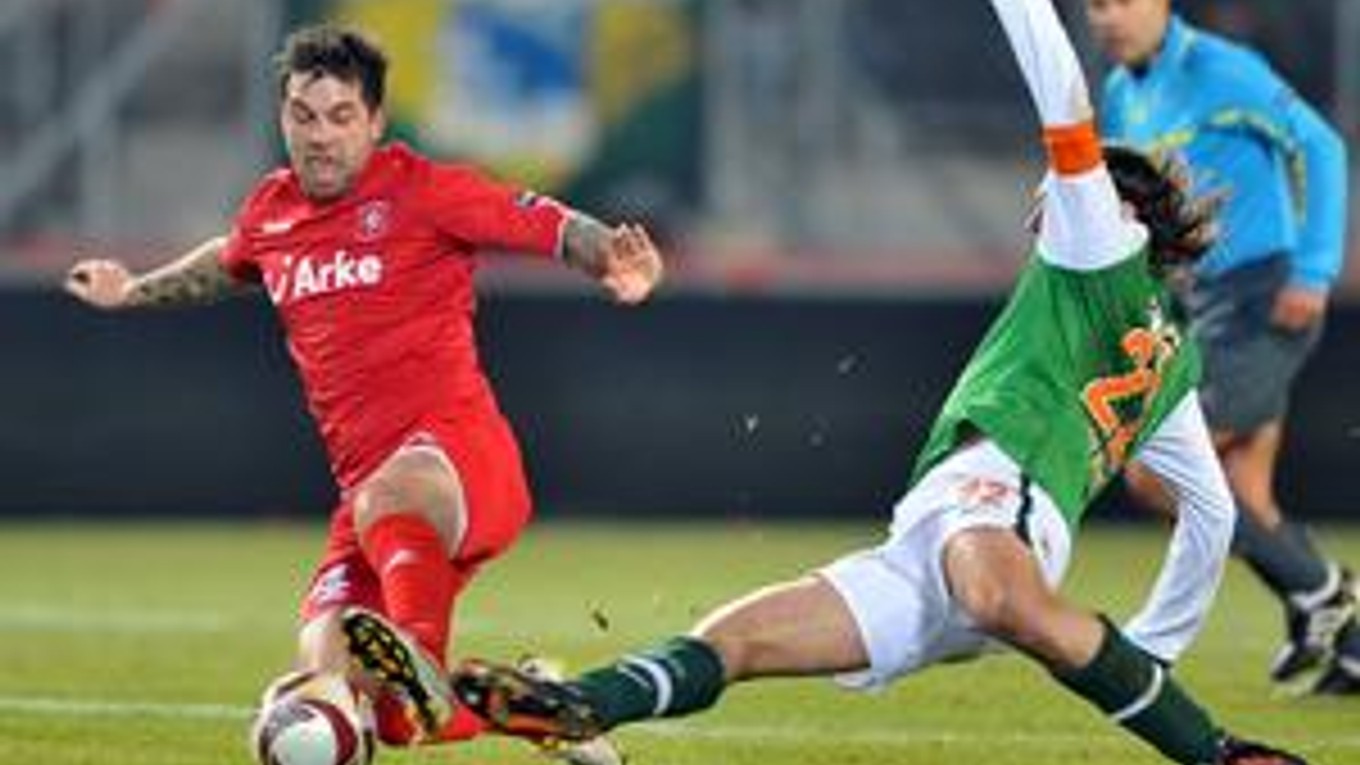 Hráč Twente Theo Janssen (vľavo) v súboji o loptu s Torstenom Fringsom z Werderu.