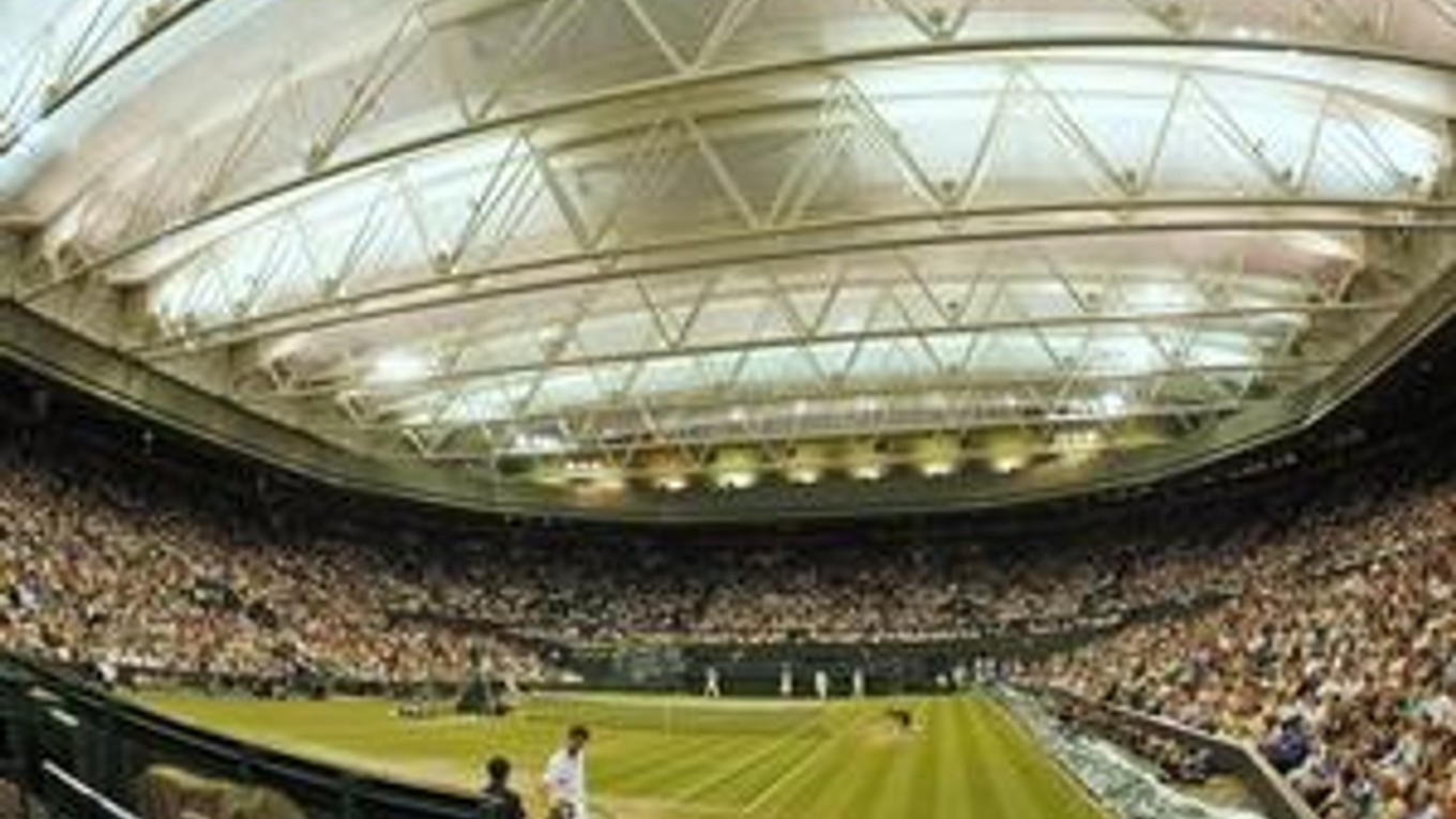 Zápasy vo Wimbledone sa pod novou strechou už dajú hrať dlho do noci. Andy Murray však kritizoval veľké dusno.