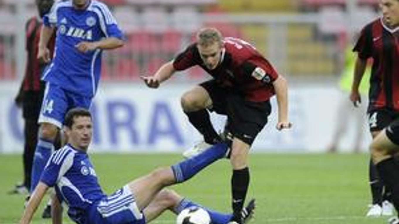 Na snímke vľavo dole je Bronislav Červenka (Baku) v súboji s Romanom Procházkom (Trnava).
