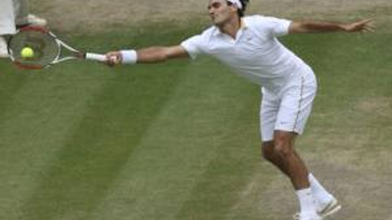 Roger Federer postúpil siedmykrát za sebou do finále Wimbledonu.