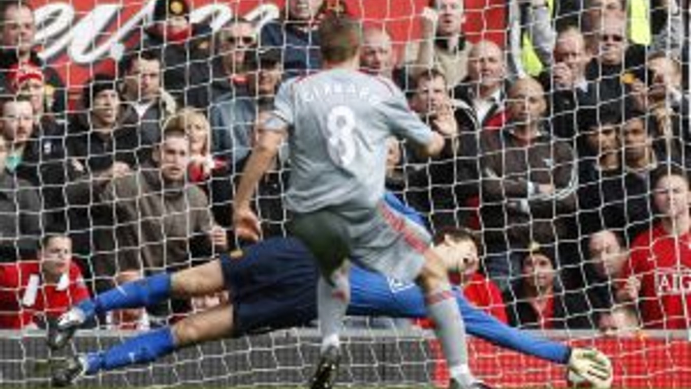 Liverpoolsky kapitán Steven Gerrard prekonáva z penalty brankára MUFC van der Sara.