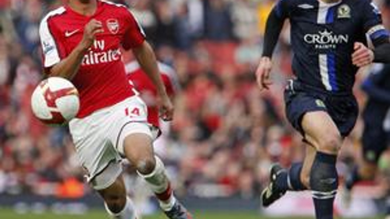 Theo Walcott (vľavo) a Stephen Warnock.