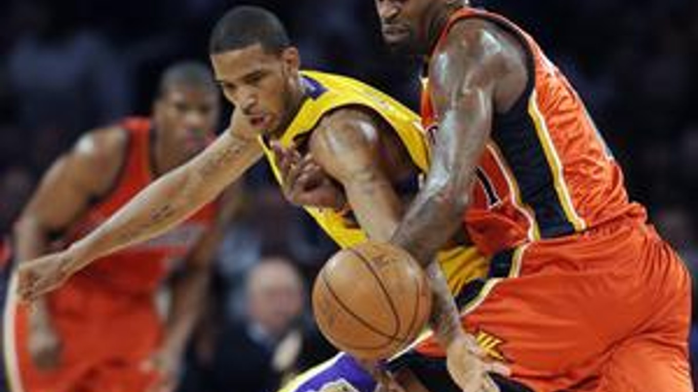 Trevor Ariza z Los Angeles (vľavo) v súboji o loptu  so Stephenom Jacksonom z Golden State.