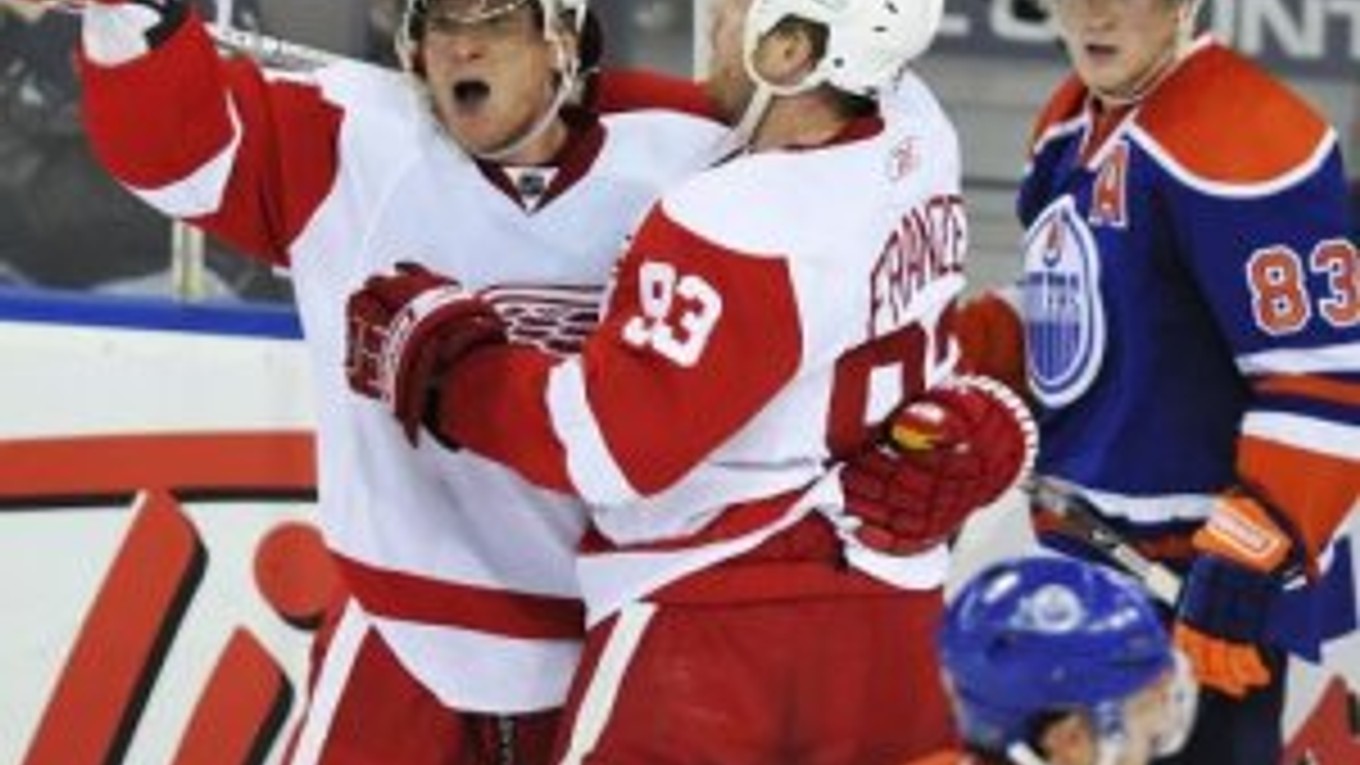 Marián Hossa oslavuje svoj gól proti Edmontonu.