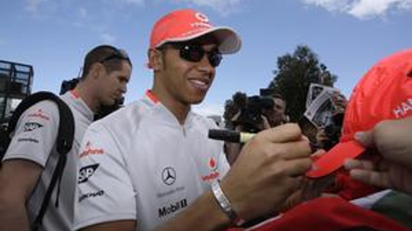 Brit Lewis Hamilton (23) sa stal vlani najmladším majstrom sveta F1 v histórii.