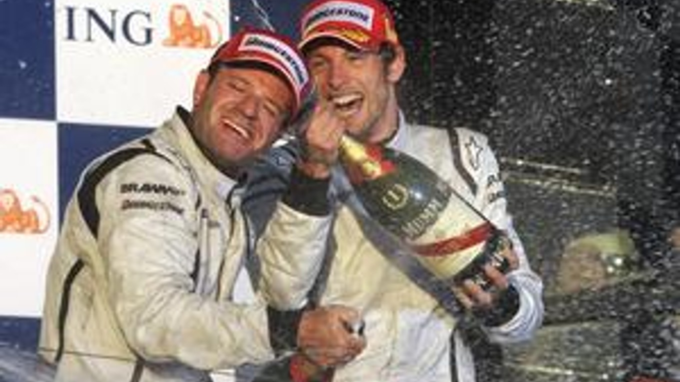 Radosť jazdcov tímu Brawn GP – Rubensa Barrichella (vľavo) a Jensona Buttona. Nový tím obsadil na svojich prvých pretekoch dve najvyššie priečky.