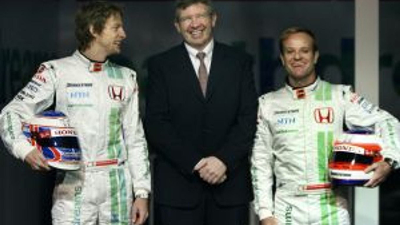 Jenson Button (vľavo) a jeho tímový kolega Rubens Barrichello (vpravo) pózujú spoločne so šéfom Beawn GP Rossom Brawnnom.