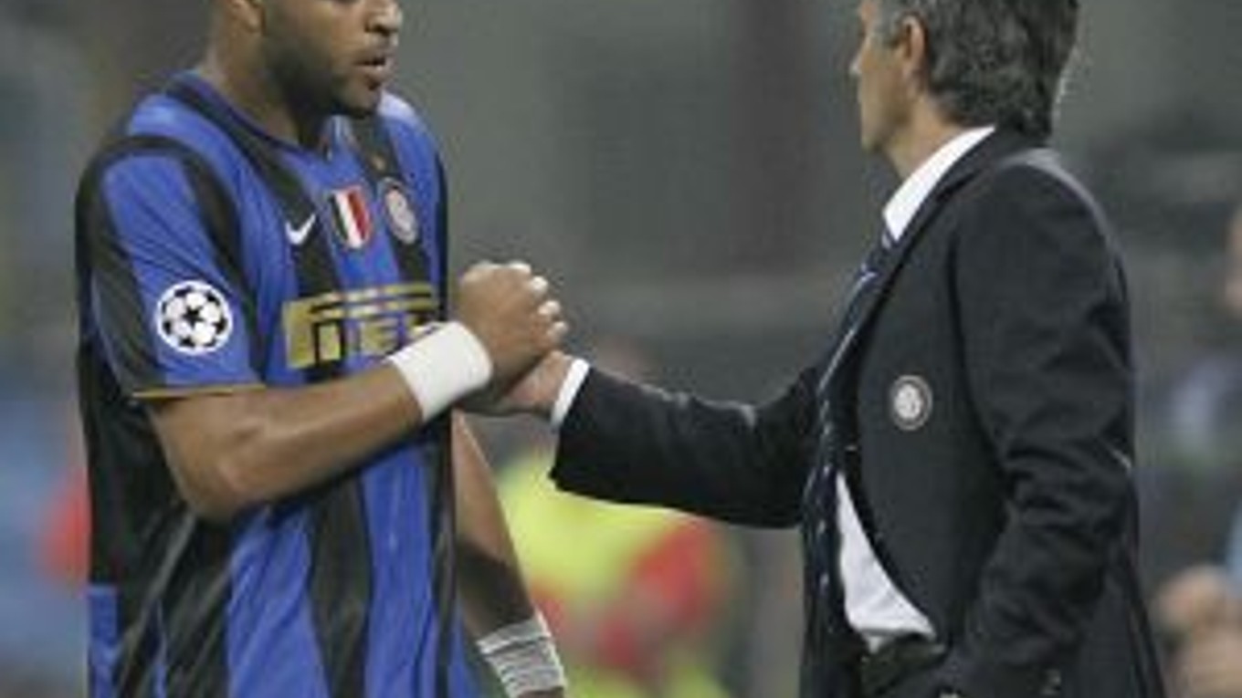Adriano (vľavo) a jeho tréner z milánskeho Interu Jose Mourinho.