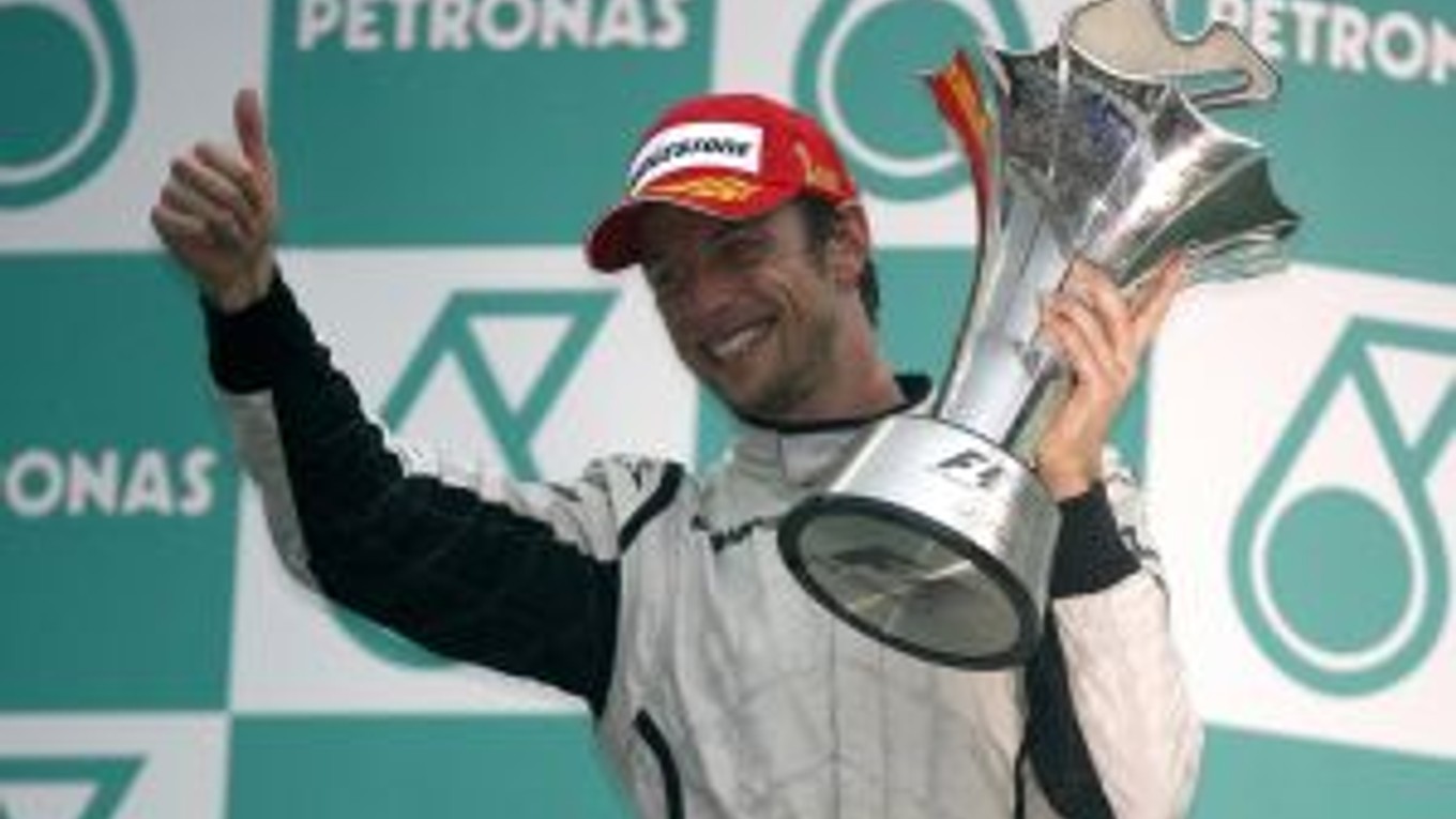 Hustý dážď a znížená viditeľnosť boli dôvodom, prečo sa VC Malajzie skončila predčasne. Jenson Button ale aj napriek tomu slávil druhé víťazstvo v sezóne.