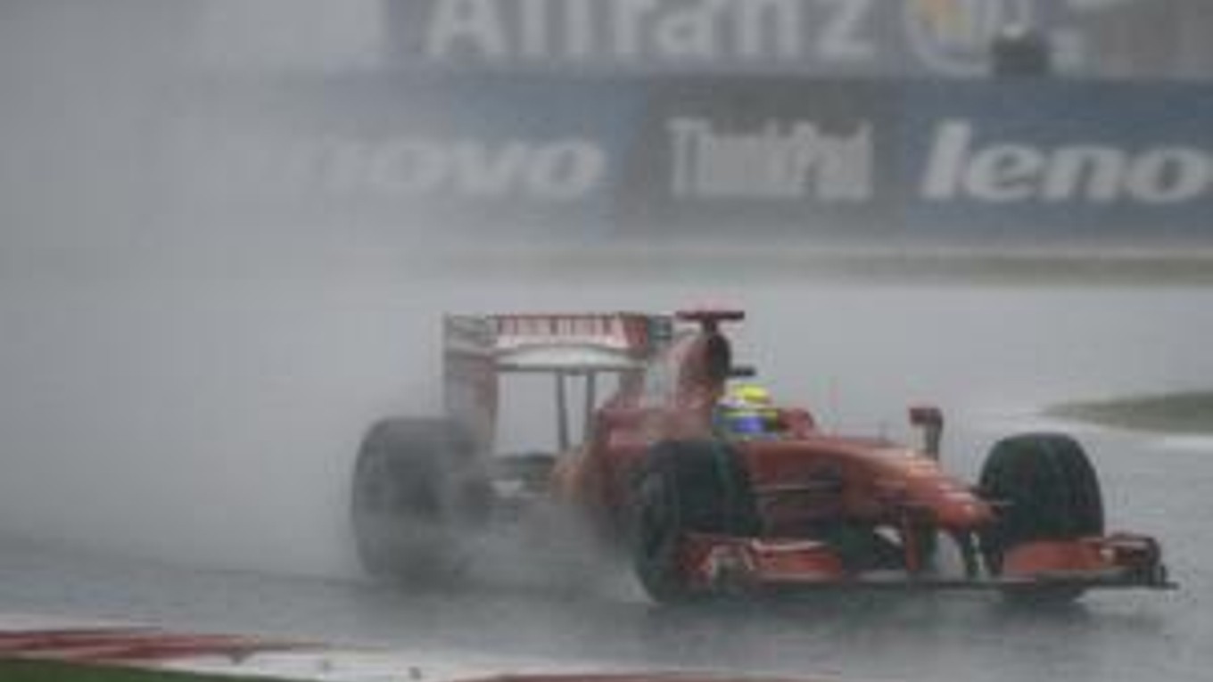 Preteky vo vodnom kúpeli boli mimoriadne nebezpečné. Za monopostami sa vytvárala nepreniknuteľná vodná stena.