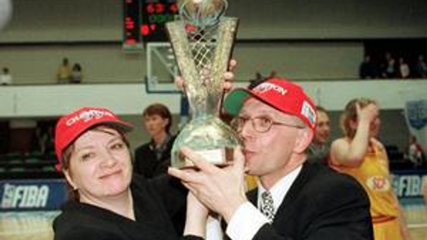 Natália Hejková a Jozef Smolek s víťaznou trofejou. V pozadí za nimi vidieť asistentku trénerky Jelenu Mozgovú. Vpravo si drží čelo najlepšia hráčka turnaja Alena Kováčová.