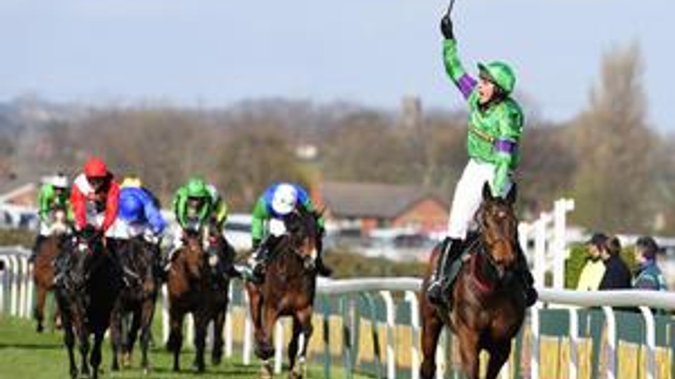 Džokej Liam Treadwell mohol zo sedla francúzskeho koňa Mon Moma víťazne zdvihnúť bičík dávno pred cieľom Veľkej liverpoolskej. Vyhral rozdielom dvanásť a pol dĺžky.