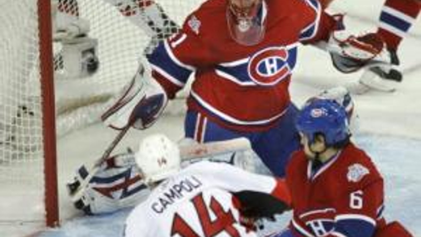 Chris Campoli z Ottawa Senators dáva gól slovenskému brankárovi mužstva Montreal Canadiens Jaroslavovi Halákovi