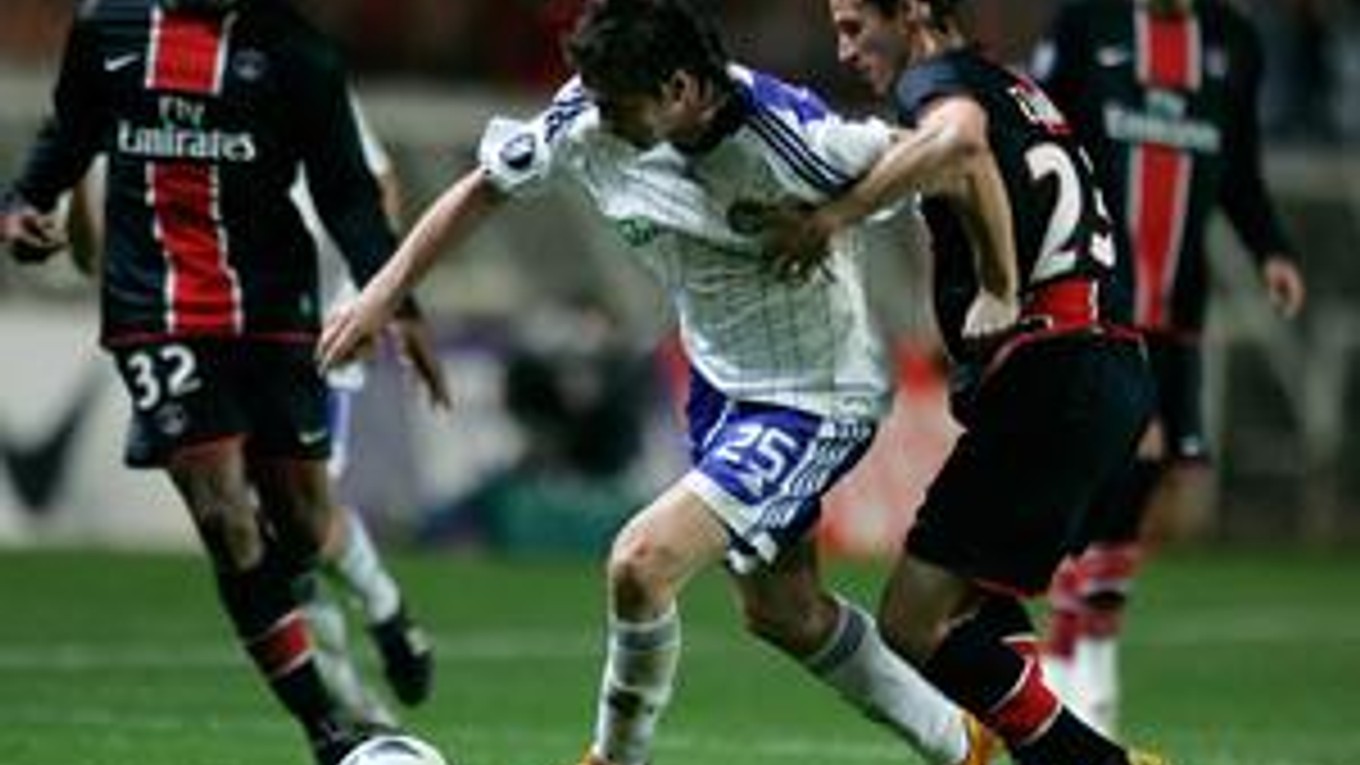 Artem Milevskiy (vľavo) z Dynama Kyjev v súboji o loptu s Jeremym Clementom z Paríž  St. Germain.