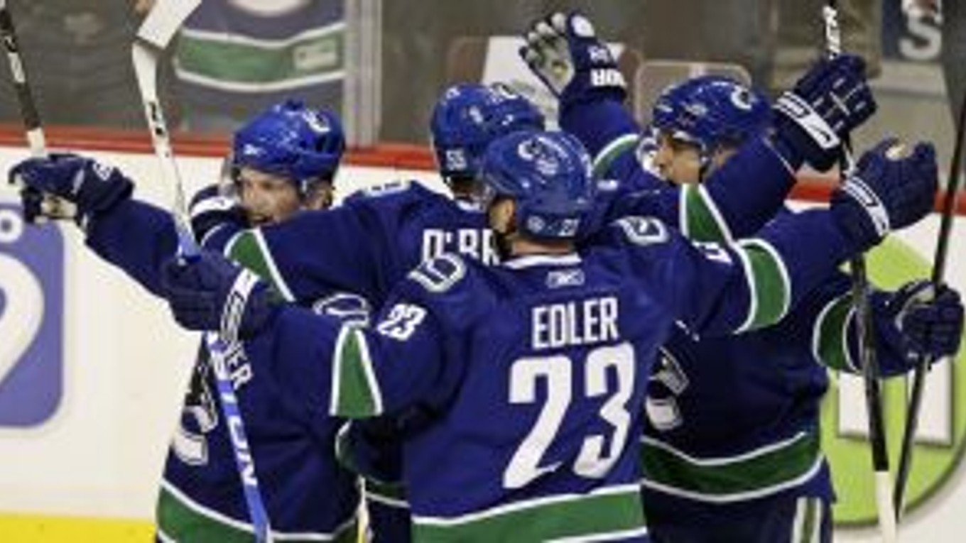 Hokejisti Vancouveru sa ujali v sérii so St. Louis vedenia 1:0.