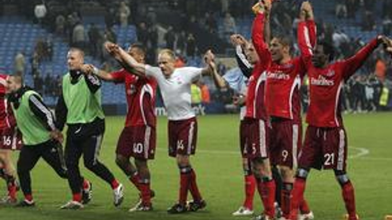 Hráči Hamburgu sa tešia z postupu do semifinále futbalového Pohára UEFA.