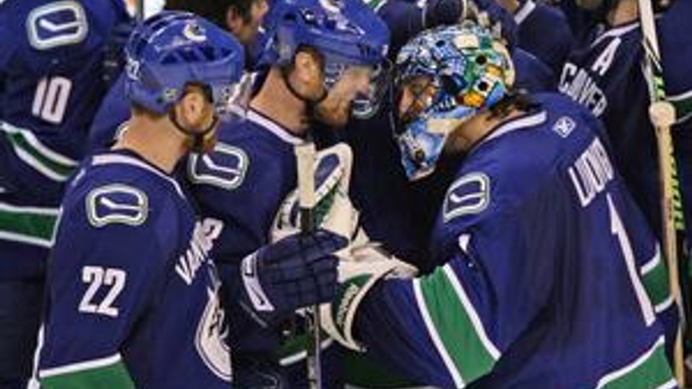 Zľava: Daniel Sedin, Henrik Sedin, Roberto Luongo.