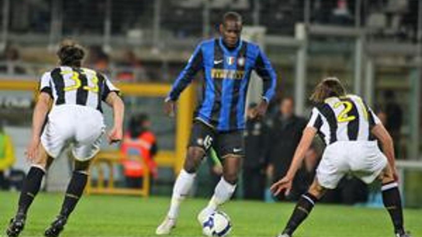 Balotelli (uprostred) z Interu Miláno sa nsaží prejsť cez Nicolu Legrottaglieho (vľavo) a Zdenka Grygeru.