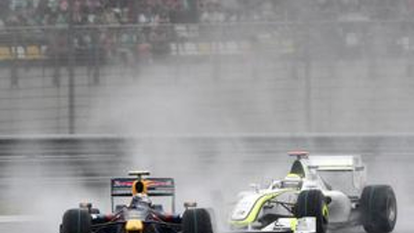 Mladík Sebastian Vettel z tímu Red Bull (vľavo) znova potvrdil, že v daždi vie jazdiť ako nikto iný a preteky formuly 1 v Šanghaji vyhral spôsobom štart – cieľ. Nestačil mu ani vedúci jazdec majstrovstiev sveta Jenson Button z Brawn GP.
