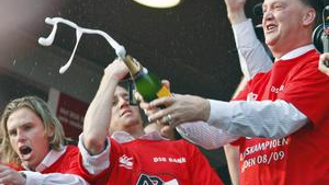 Tréner Alkmaaru Louis van Gaal (vpravo) oslavuje vedno s hráčmi zisk titulu v holandskej lige.