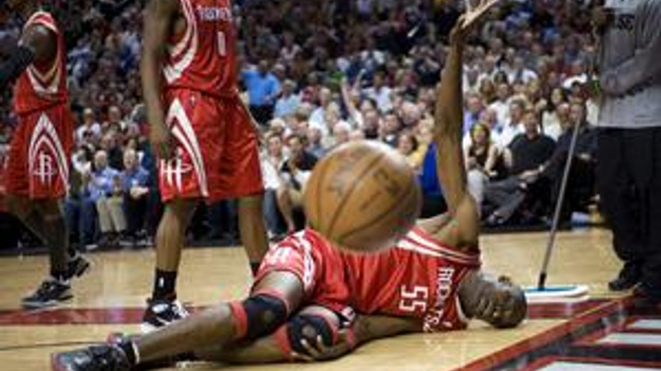 Zranený hráč tímu Houston Rockets Dikembe Mutombo.