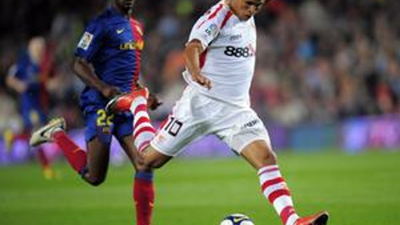 Luis Fabiano (vpravo) z FC Sevilla a Eric Abidal z Barcelony.