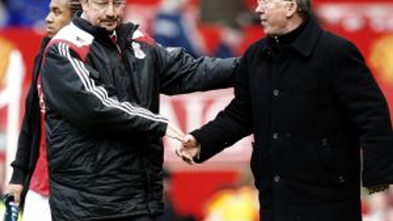 Manažéri prvých dvoch celkov Premier League. Liverpoolsky Rafael Benítez (vľavo) a kormidelník Manchestru United Alex Ferguson (vpravo).