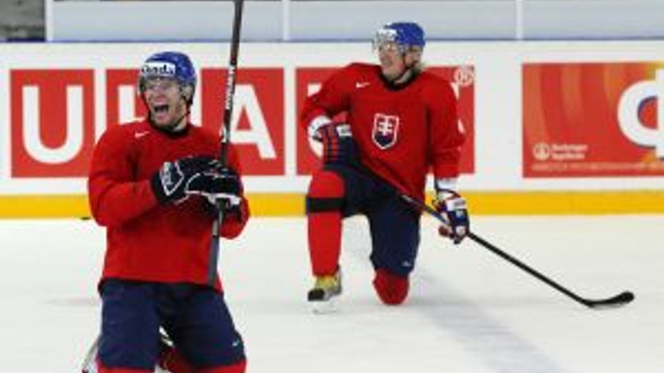 Ľuboš Bartečko (vľavo) a Marcel Hossa počas tréningu slovenskej hokejovej reprezentácie