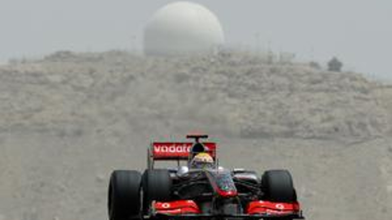 Lewis Hamilton počas prvého tréningu na Veľkej cene Bahrajnu.