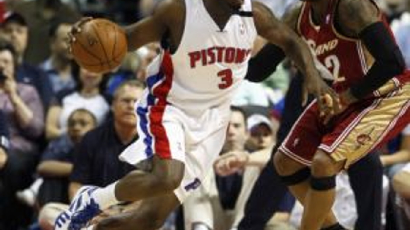 Rodney Stuckey (vľavo) z Detroitu Pistons preniká cez Mo Williamsa z Clevelandu Cavaliers.