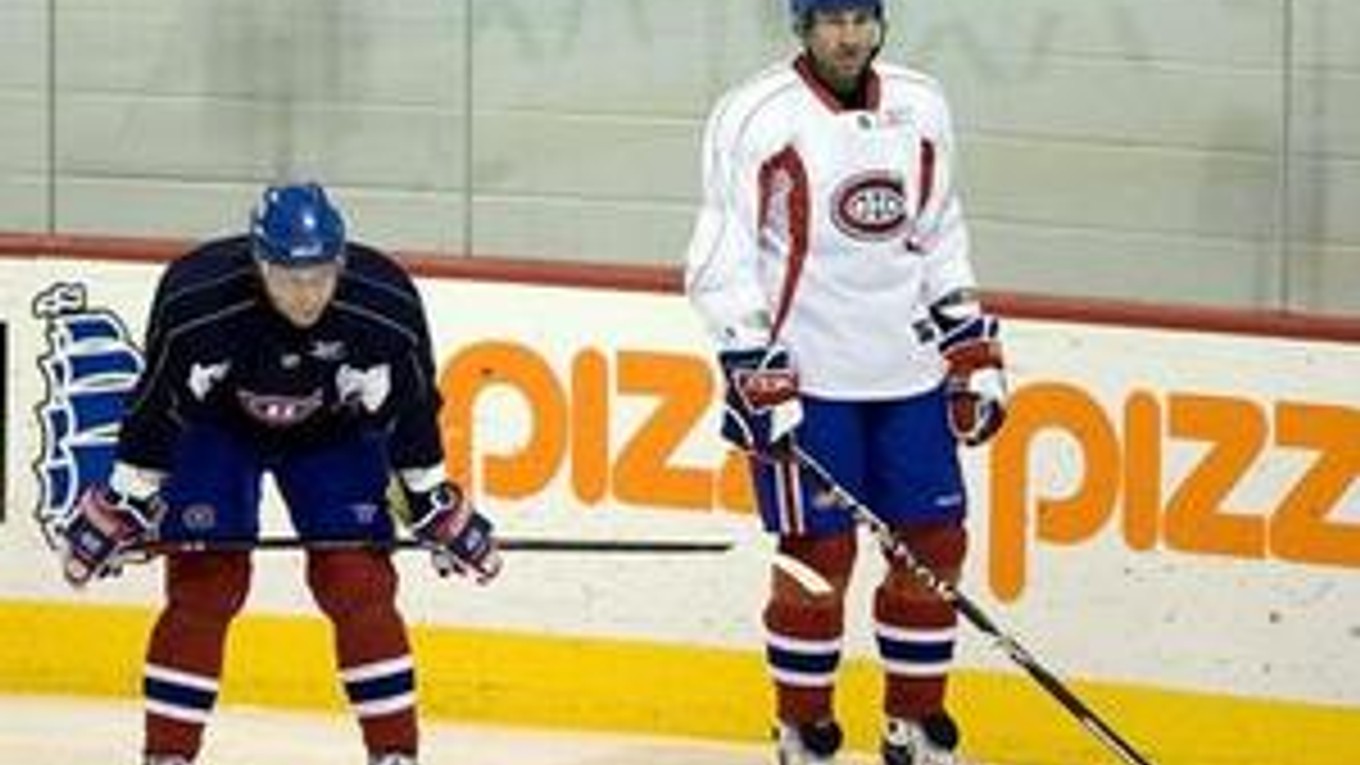 Andrej Kosticyn (vľavo) a Roman Hamrlík na tréningu Montreal Canadiens.