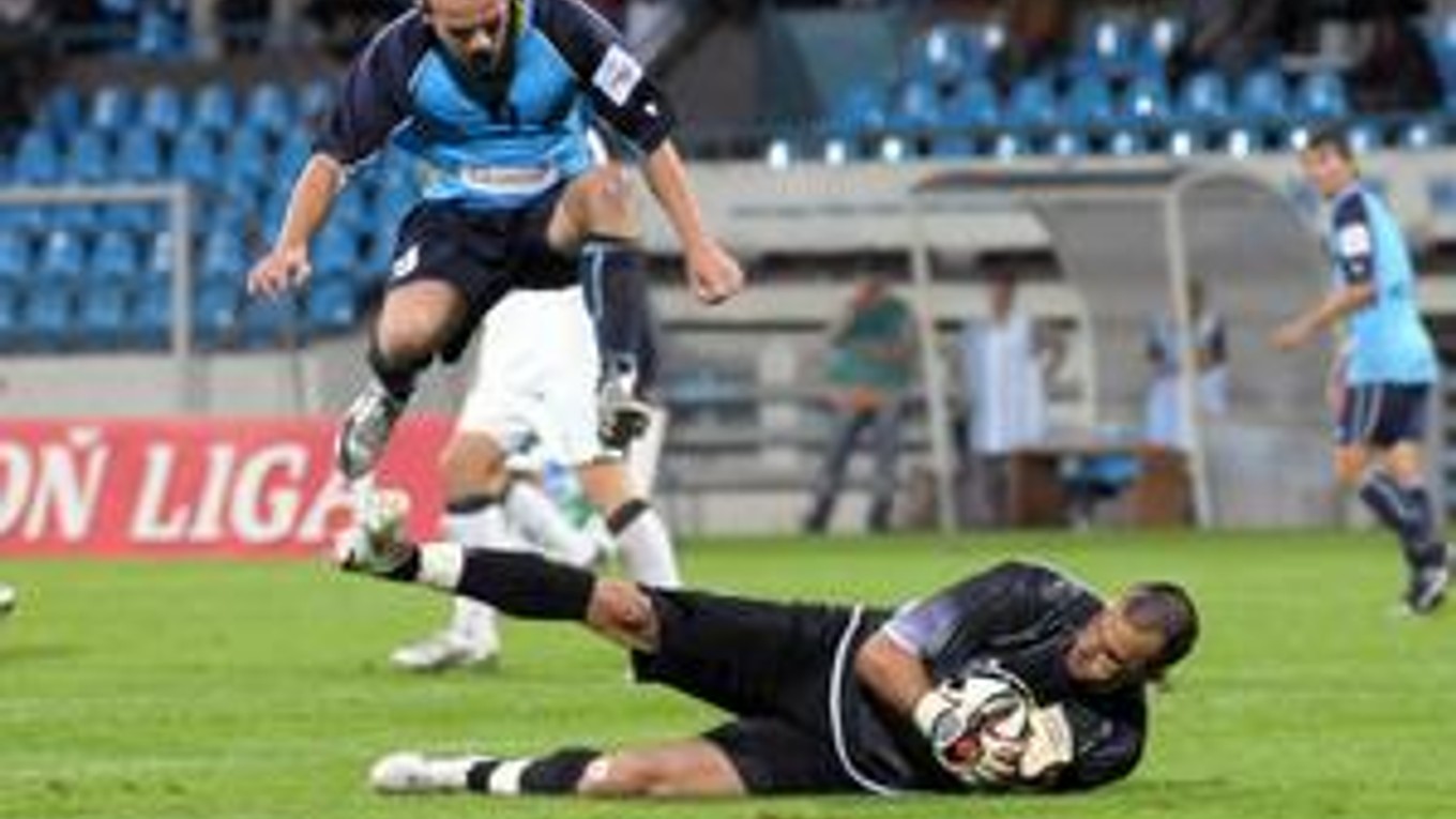 Brankár klubu Spartak Trnava Ivica Kralj (vpravo) proti Artmedii nenastúpi.