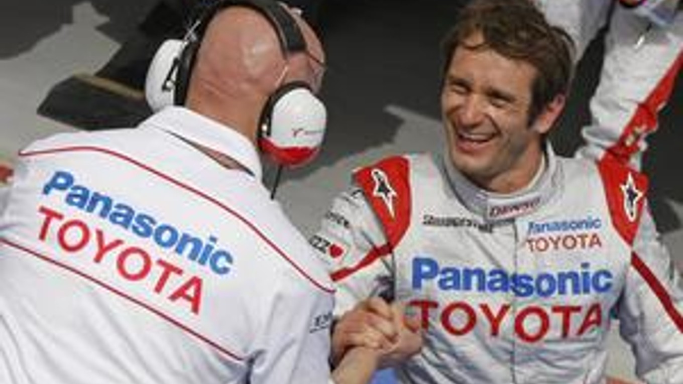 Jarno Trulli (vpravo) sa teší zo zisku pole position na Veľkej cene Bahrajnu.